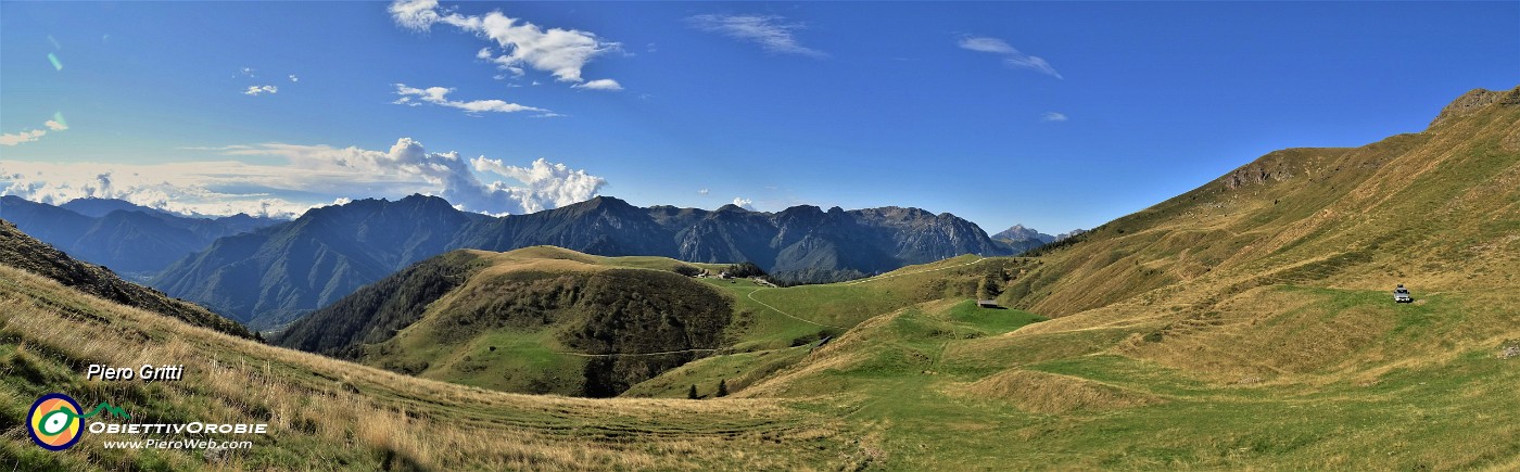 17 Sguardo indietro alla Baite della croce (1812 m ) e verso i Piani dell'Avaro (1700 m).jpg